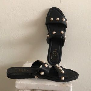 SHU SHOP. Flats Sandals pearls.